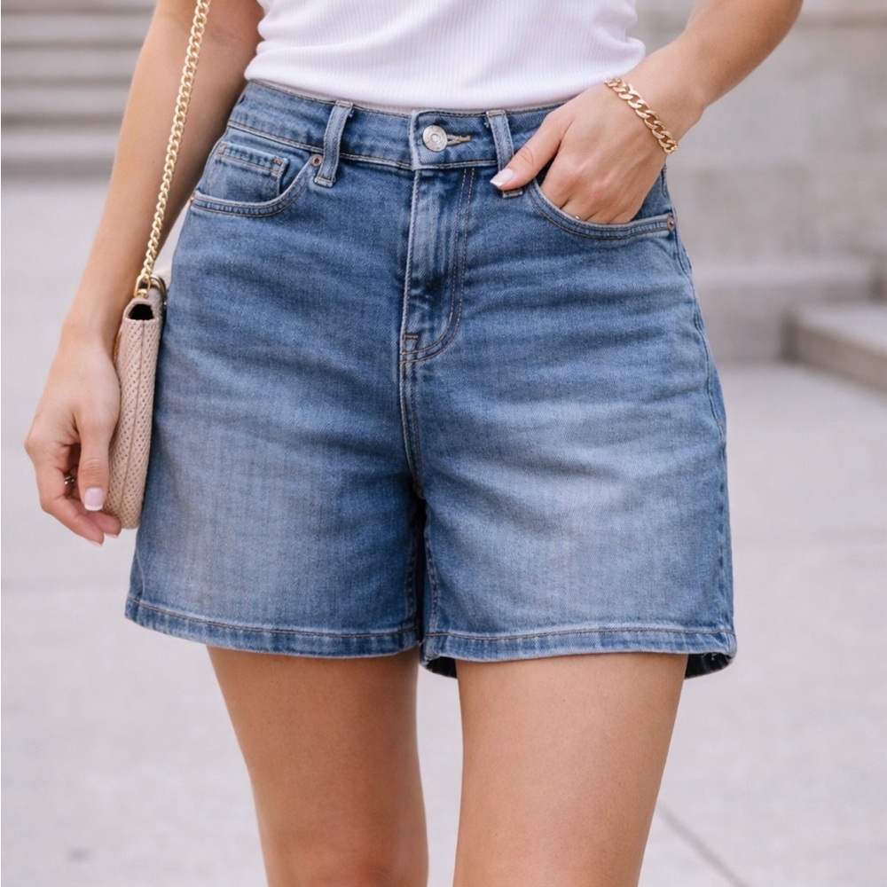 Levi’s Women’s Size 6 Light Wash Denim Mid-Thigh Shorts
